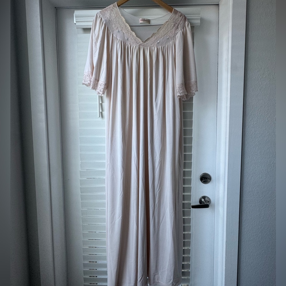 Vintage Luxurious Cream Lace Trim Robe